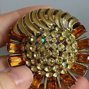 VINTAGE mid century Elegant Gold and Orange Brooch 🌻